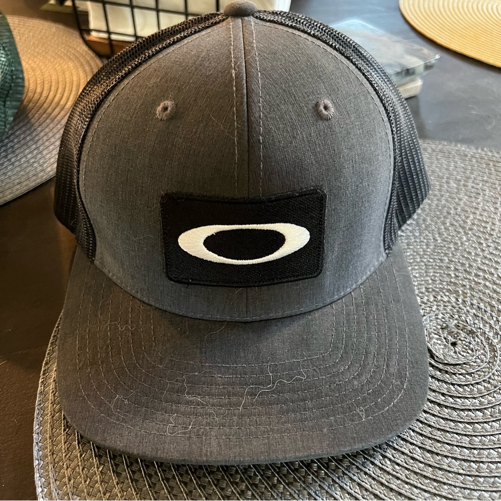 Grey Oakley baseball hat !